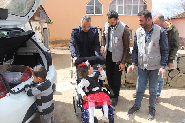 6 yaşındaki engelli Aysel'e, 23 Nisan'da tekerlekli sandalye hediye edildi