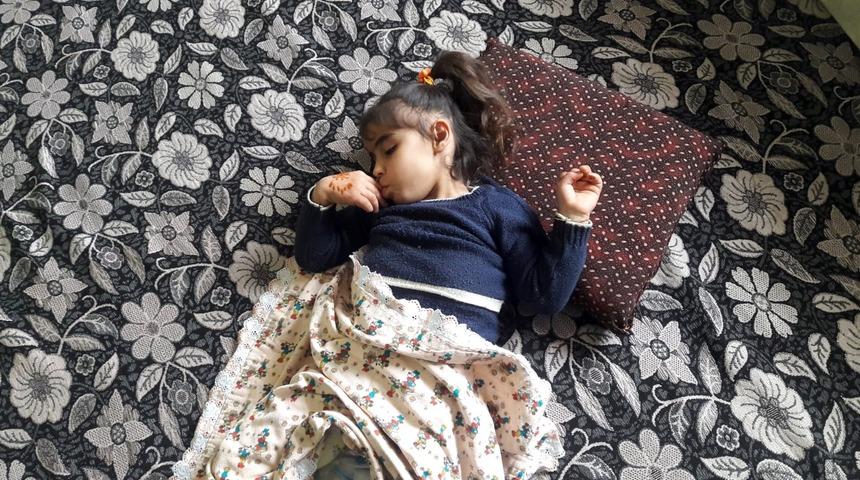 6 yaşındaki engelli Aysel'e, 23 Nisan'da tekerlekli sandalye hediye edildi