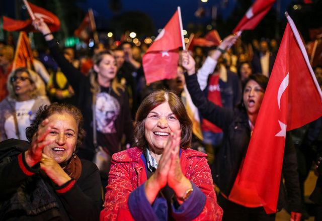 Antalya'da 23 Nisan fener alayı ile kutladı