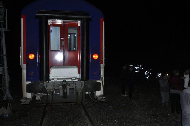 Tren hemzemin geçitte arızalanan otomobile çaptı