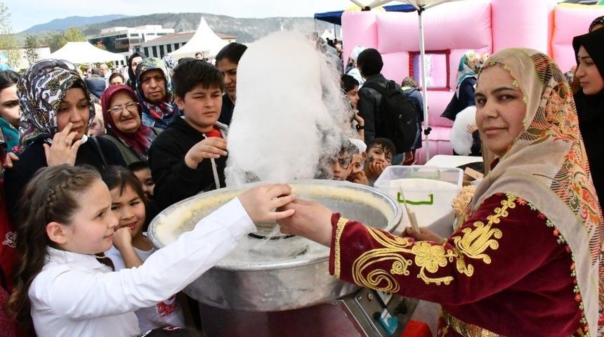 Karab&uuml;k&rsquo;te d&uuml;zenlenen &ccedil;ocuk şenliğinde &ccedil;ocuklar doyasıya eğlendi