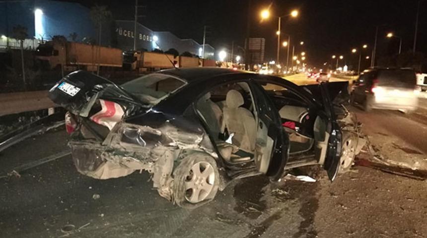 Gece yarısı feci kaza! Otomobil ile minib&uuml;s &ccedil;arpıştı: Yaralılar var