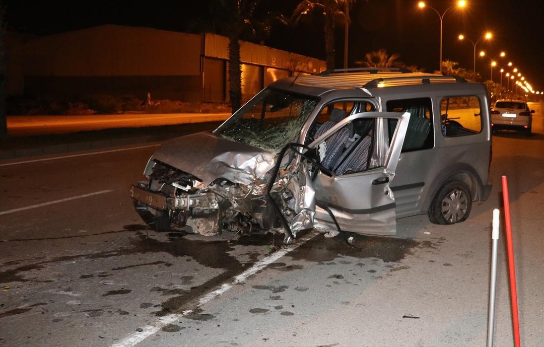 Direksiyon hakimiyetini kaybeden s&uuml;r&uuml;c&uuml; ara&ccedil;ta sıkıştı