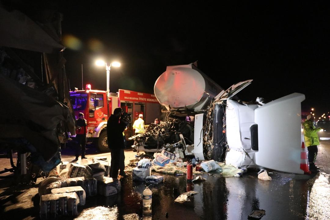 Tankerle TIR &ccedil;arpıştı, otoyol savaş alanına d&ouml;nd&uuml;! Korkun&ccedil; anlar