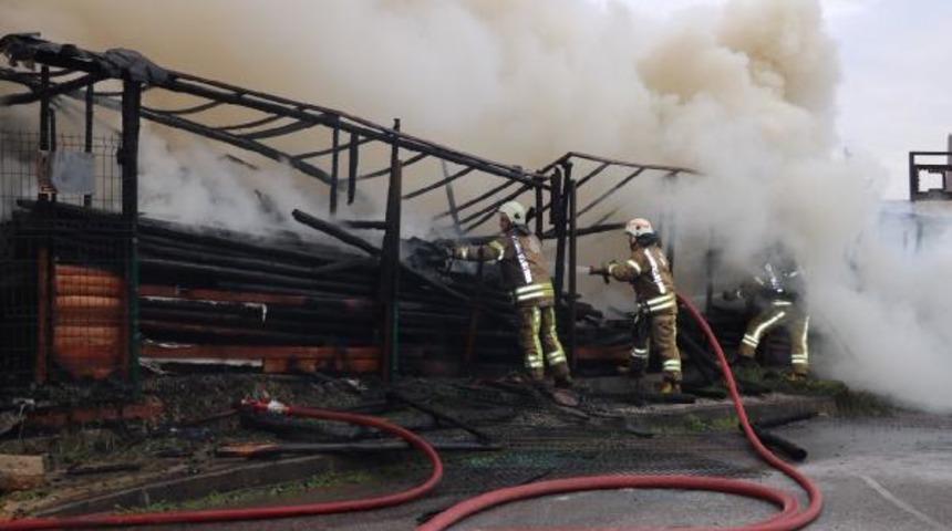 Ataşehir'de yangın paniği! Ekipler sevk edildi