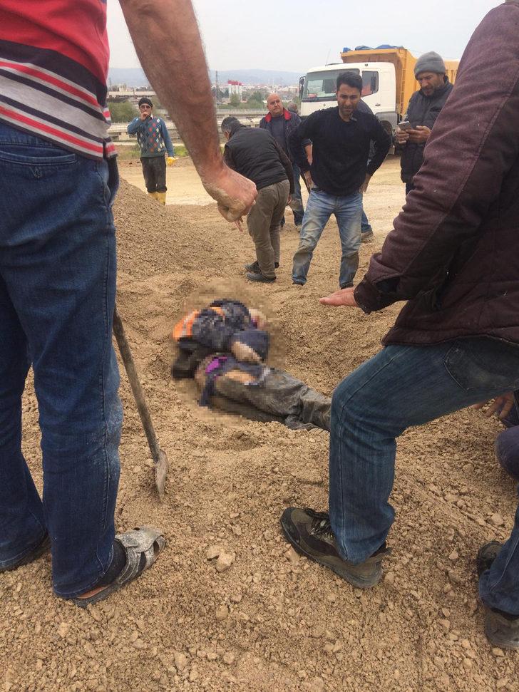 Korkunç kaza! Hafriyat kamyonunun döktüğü çakılın altında ezildi G4