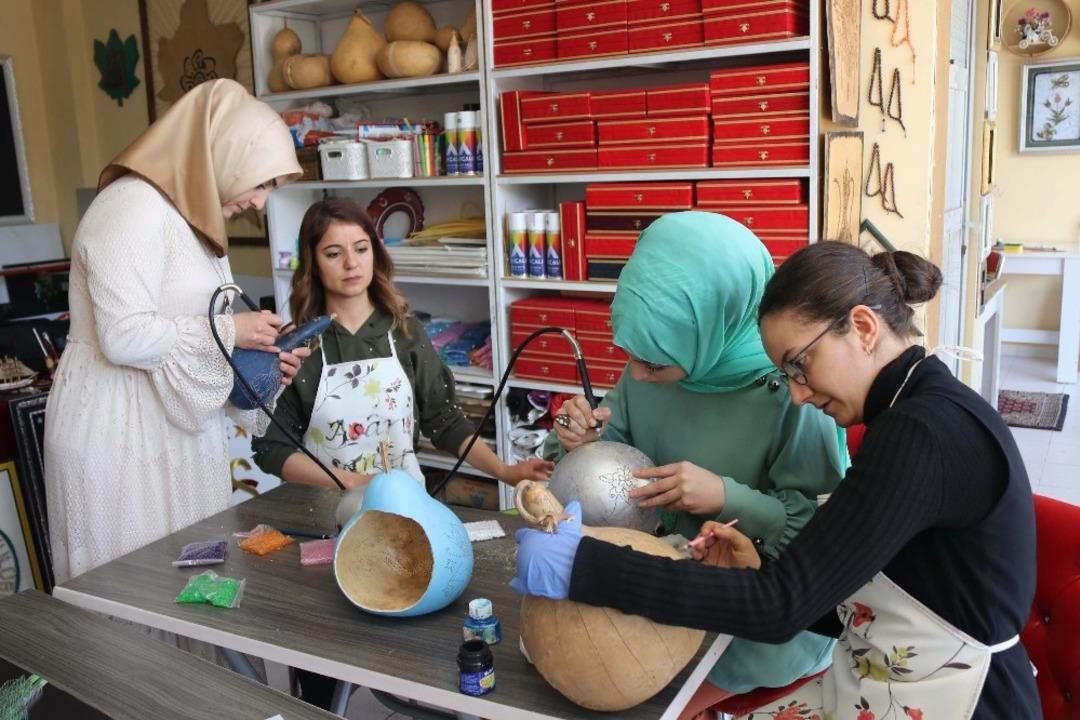 30 sanat dalında eğitim veren Bitlisli kadının başarı &ouml;yk&uuml;s&uuml;