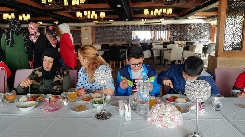 T&Uuml;M İŞ Konfederasyonu Başkanı Mahmut Şahin: &ldquo;&Ccedil;ocukların, sadece bu g&uuml;nlerde makamlara gidip oturmasının bir anlamı yok&rdquo;