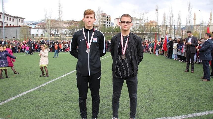 &Ccedil;evik kardeşler T&uuml;rkiye Şampiyonası&rsquo;ndan madalya ile d&ouml;nd&uuml;