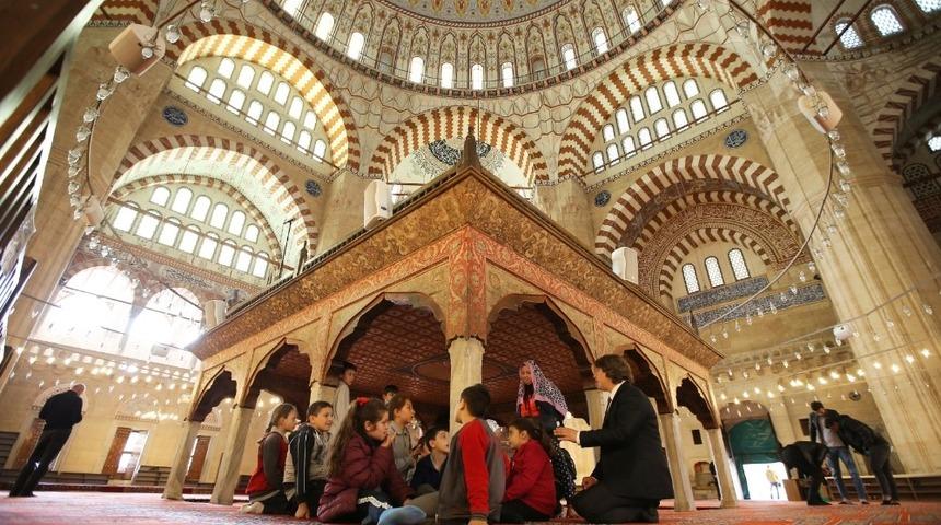 Trakya &Uuml;niversitesinin &lsquo;G&ouml;n&uuml;l El&ccedil;ileri-&Ccedil;ocuk Akademisi&rsquo; projesi