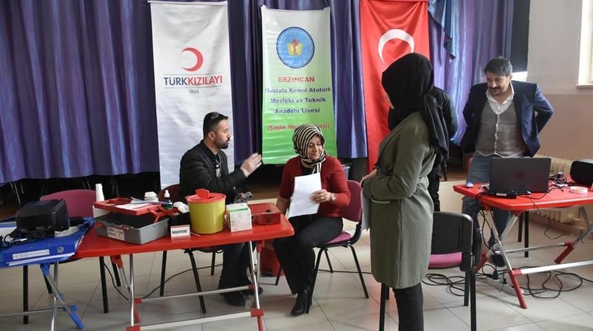 Liseli gen&ccedil;ler kan bağışında bulundu