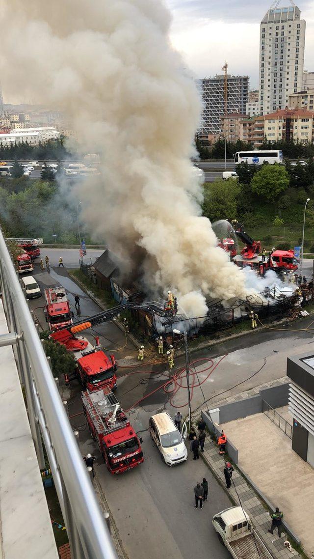 Ek fotoğraf 2//Ataşehir'de kereste deposu alev alev yandı