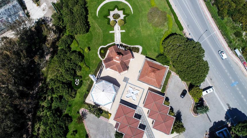 Cami, kilise ve sinagog aynı bah&ccedil;ede!