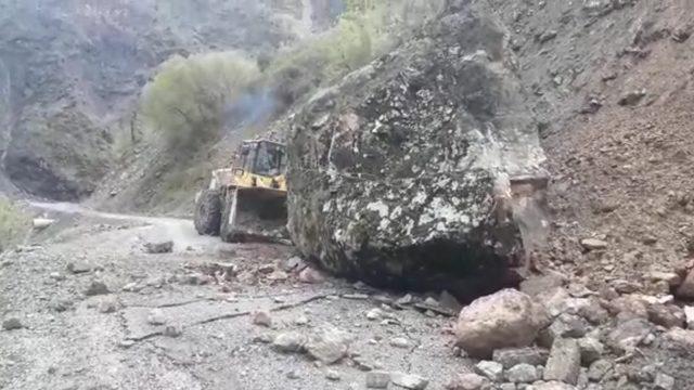 Dağdan kopan dev kaya parçası yolu ulaşıma kapattı