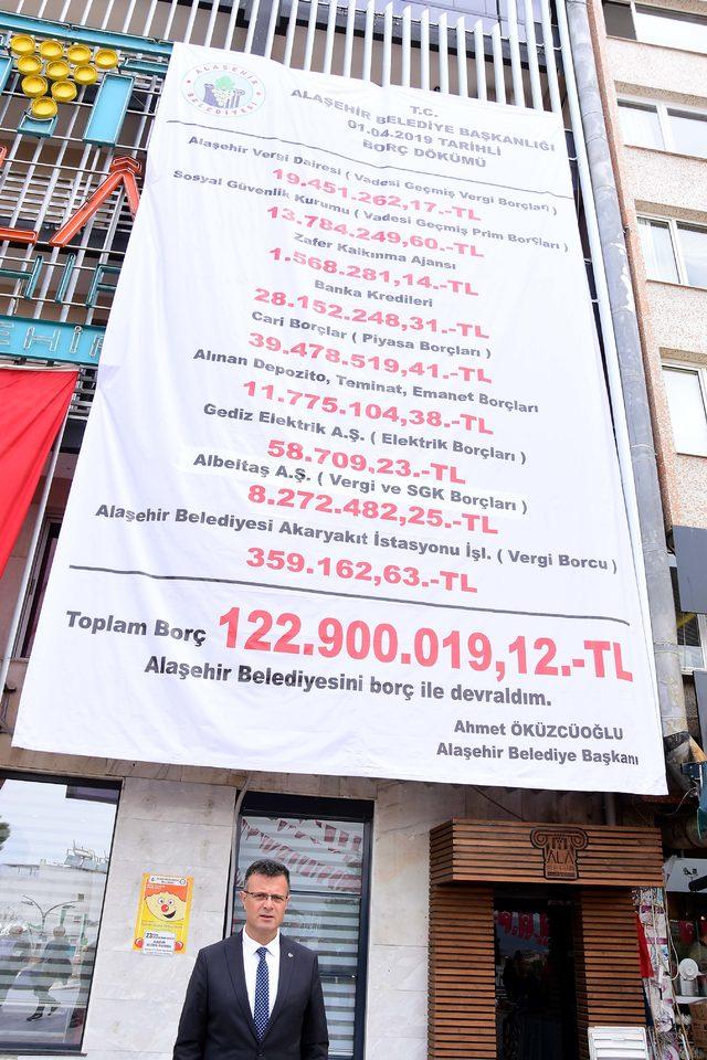 Alaşehir Belediyesi'nin borçlarını afişle duyurdu