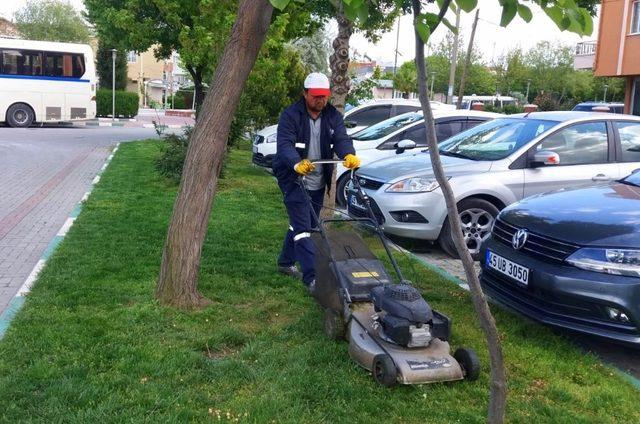 Saruhanlı Belediyesinden park ve bahçelerde temizlik hamlesi