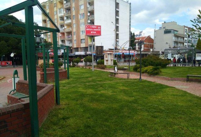 Saruhanlı Belediyesinden park ve bahçelerde temizlik hamlesi