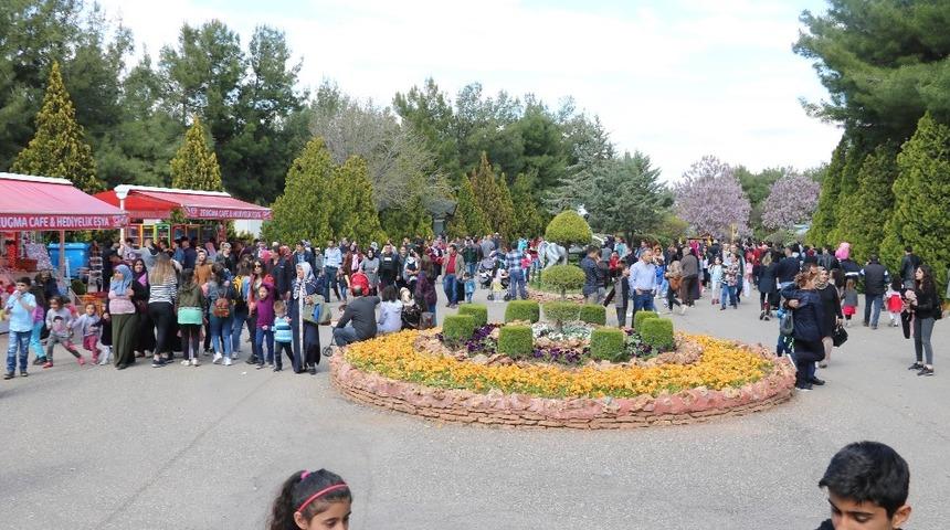 Hayvanat bah&ccedil;esinde 23 Nisan bereketi