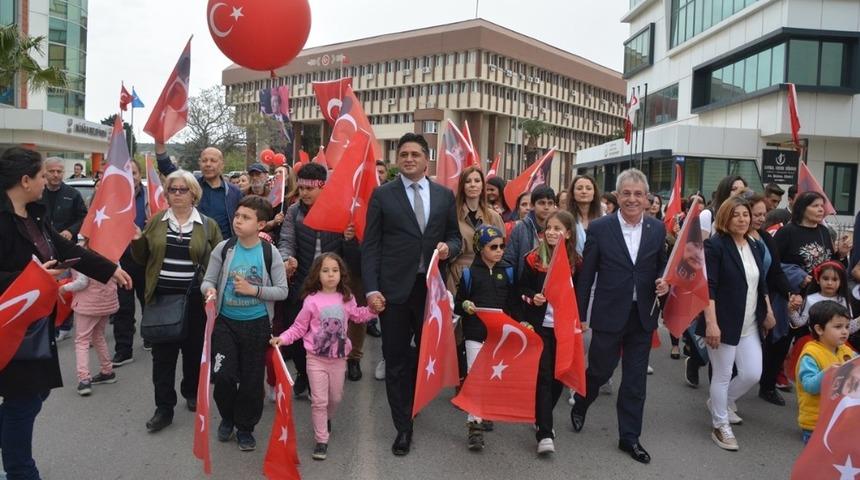 Aliağa&rsquo;da binlerce kişiden milli egemenlik y&uuml;r&uuml;y&uuml;ş&uuml;