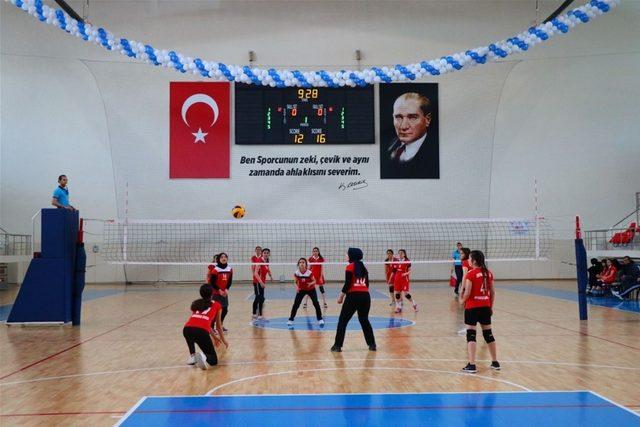 Genç Kızlar Voleybol müsabakaları başladı