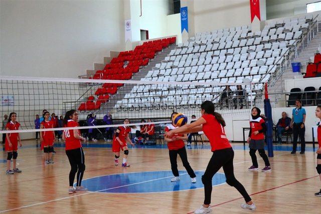 Genç Kızlar Voleybol müsabakaları başladı