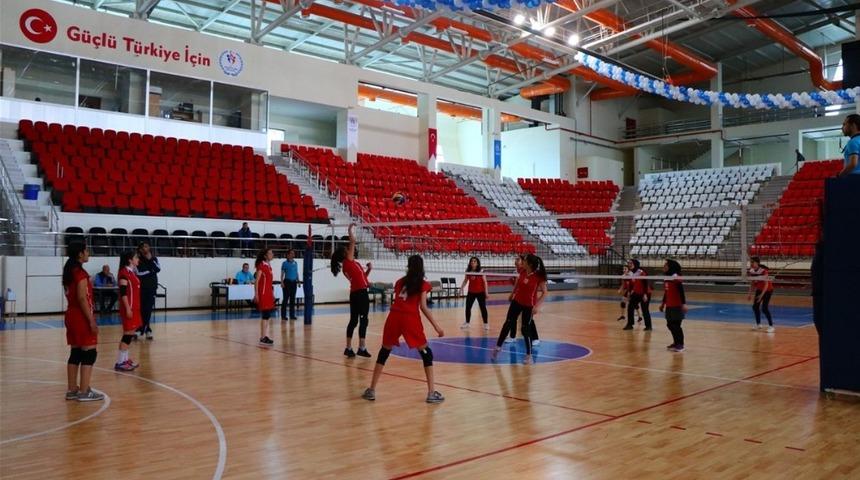 Gen&ccedil; Kızlar Voleybol m&uuml;sabakaları başladı