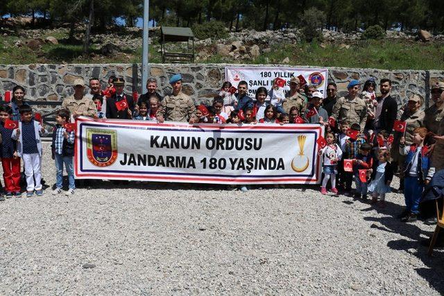 Jandarma çocukları sevindirdi