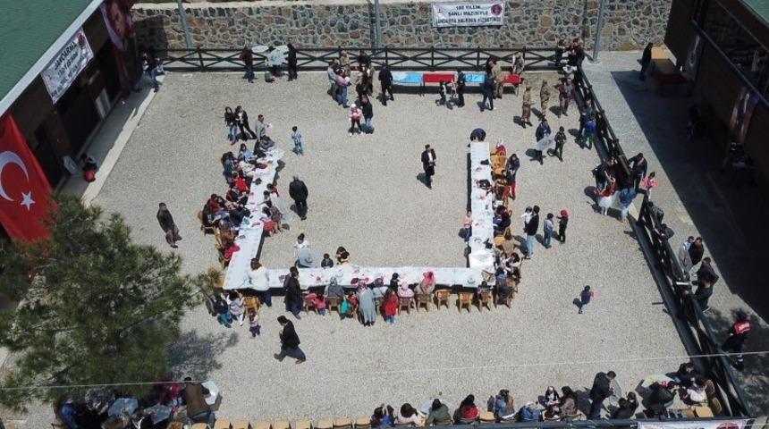 Jandarma çocukları sevindirdi