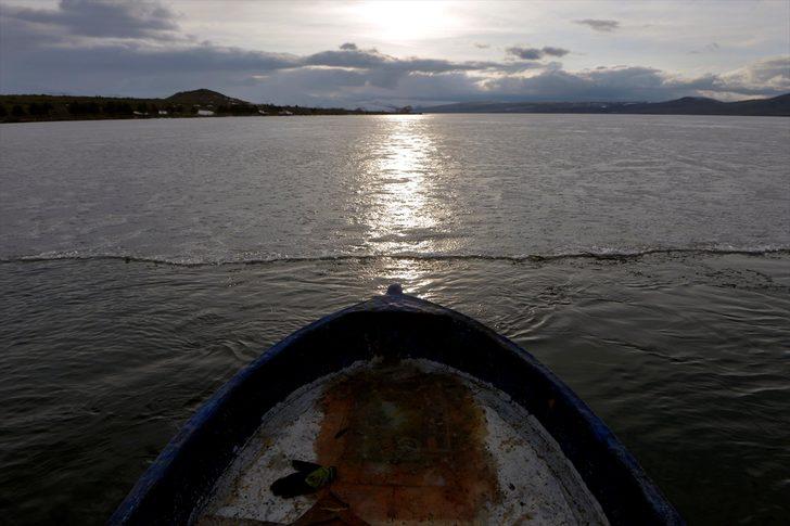 Çıldır'da balıkçılar av için buzların erimesini bekliyor G1