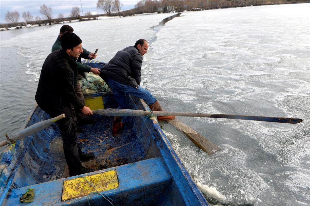 &Ccedil;ıldır'da balık&ccedil;ılar av i&ccedil;in buzların erimesini bekliyor