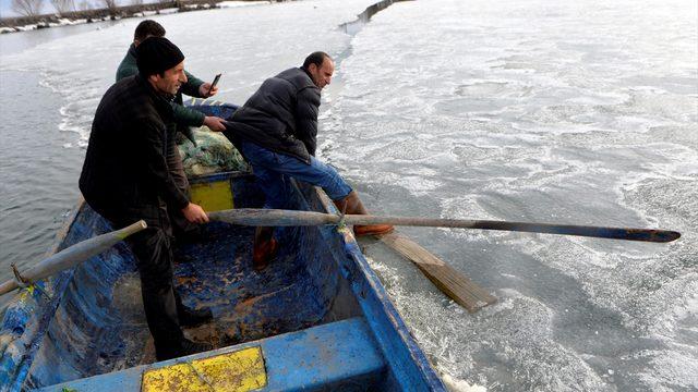 Çıldır'da balıkçılar av için buzların erimesini bekliyor
