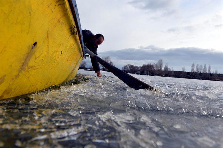 Çıldır'da balıkçılar av için buzların erimesini bekliyor G4