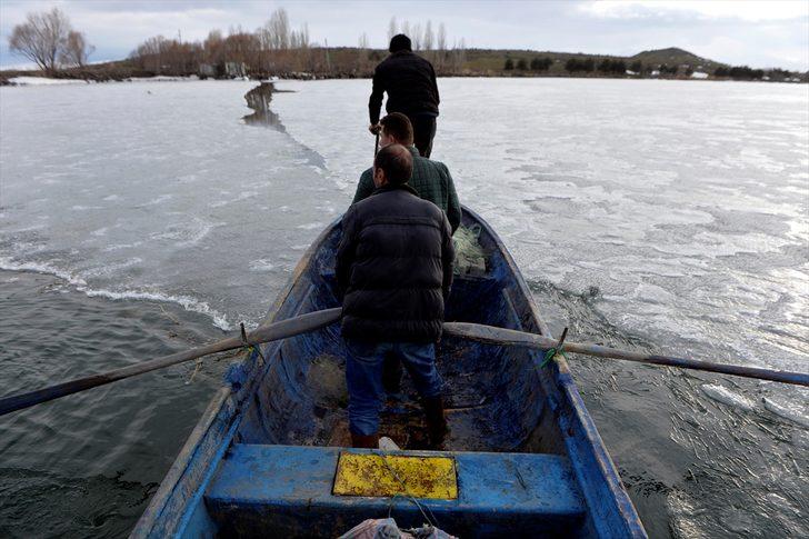 Çıldır'da balıkçılar av için buzların erimesini bekliyor G5