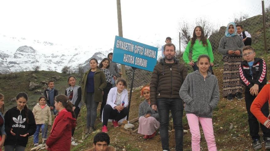 Kalp krizi ge&ccedil;iren arkadaşları anısına ormanlık alan oluşturdular