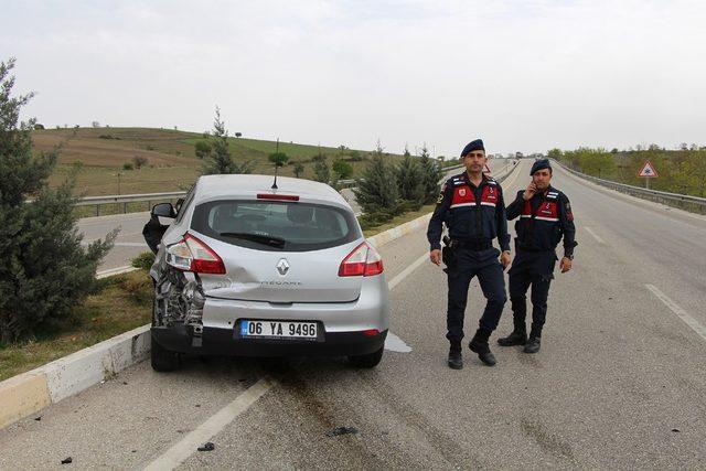 Önce bariyerlere ardından da refüje çarptı