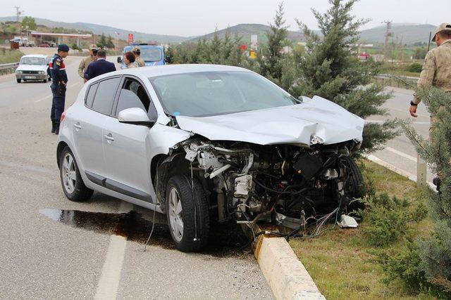 Önce bariyerlere ardından da refüje çarptı