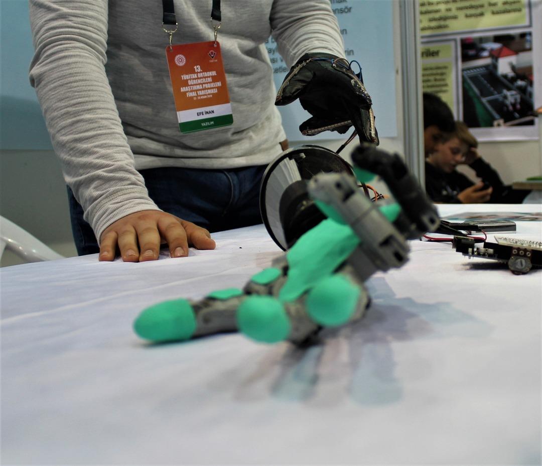 Kolu olmayan halasından etkilendi 'Biyonik Kol' yaptı