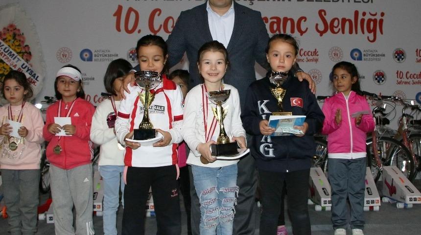 23 Nisan Çocuk satranç şenliği yapıldı