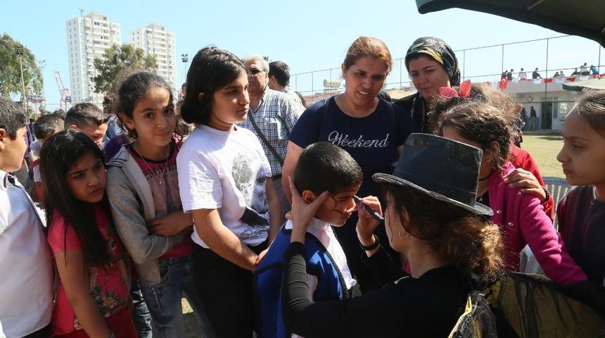 &Ccedil;ocuklar, Akdeniz&rsquo;deki şenlikte g&ouml;n&uuml;llerince eğlendi