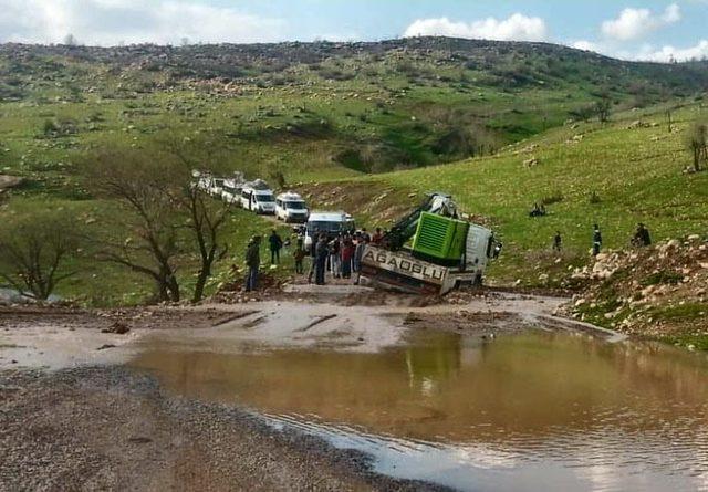 Siirt’te bir araç yolda biriken suda mahsur kaldı