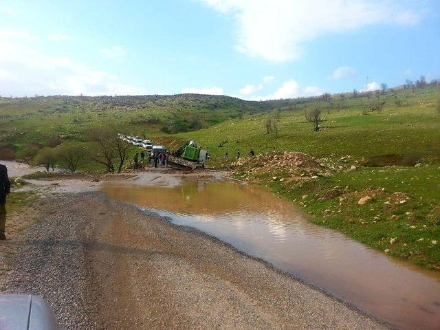 Siirt’te bir araç yolda biriken suda mahsur kaldı