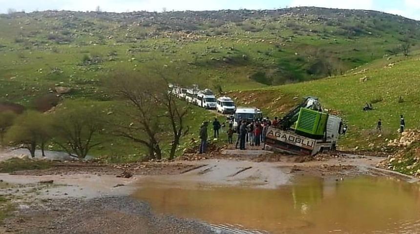 Siirt&rsquo;te bir ara&ccedil; yolda biriken suda mahsur kaldı