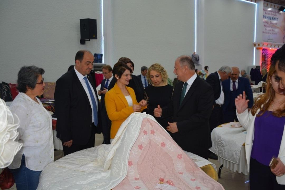 G&uuml;l&uuml;&ccedil;l&uuml; kadınlar el emeği &uuml;r&uuml;nlerini sergiledi