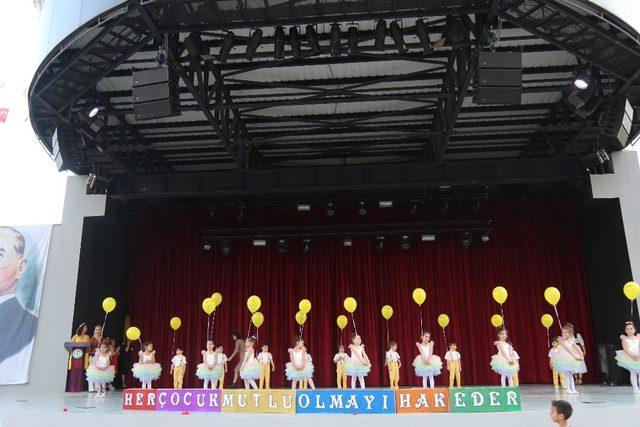 Minik &ouml;ğrenciler, g&ouml;sterileriyle hayran bıraktı 1