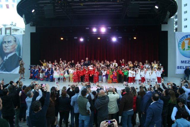 Minik &ouml;ğrenciler, g&ouml;sterileriyle hayran bıraktı 2