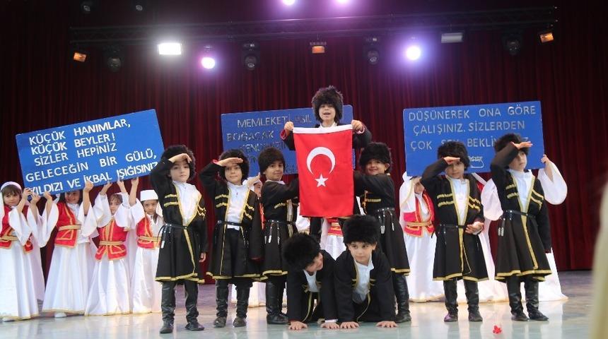 Minik &ouml;ğrenciler, g&ouml;sterileriyle hayran bıraktı