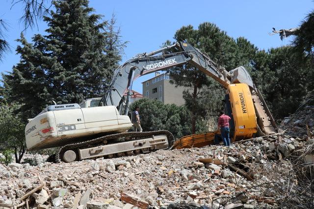 Maltepe'de inşaat alanına devrilen iş makinasının operatörü yaralandı