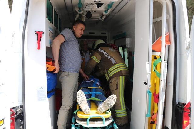 Maltepe'de inşaat alanına devrilen iş makinasının operatörü yaralandı