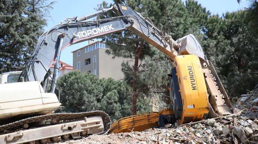 Maltepe'de inşaat alanına devrilen iş makinasının operat&ouml;r&uuml; yaralandı