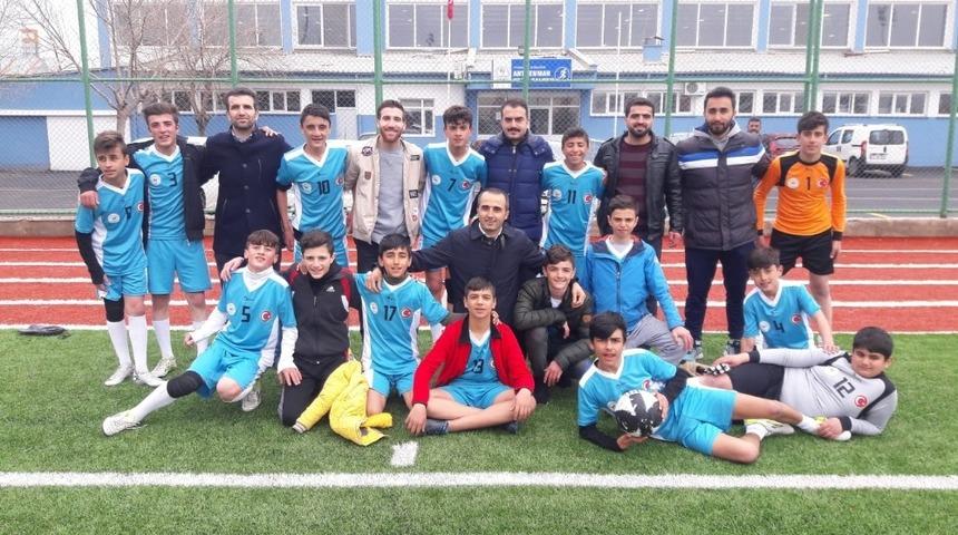 Kulp Barış ortaokulu, futbolda T&uuml;rkiye yarı finallerinde yarışacak